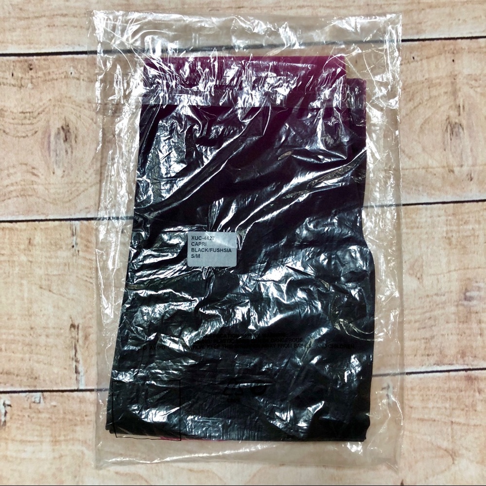 ⚡️2 for $15 Ombré Black & Fuchsia Capri Leggings - Picture 5 of 8